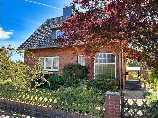 Frontansicht des Hauses bei Sonnenschein