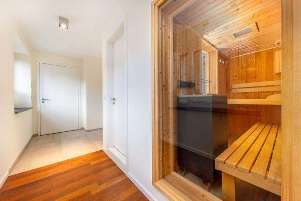 Heller Flur mit Eingangsbereich / Flurnische und Z