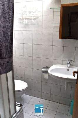 Duschbad, WC u. Fenster im DG