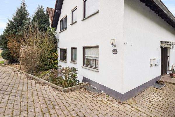 Parkplatz und Eingang