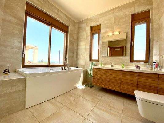 Luxusvilla zum Verkauf in Tsivaras mit Meerblick