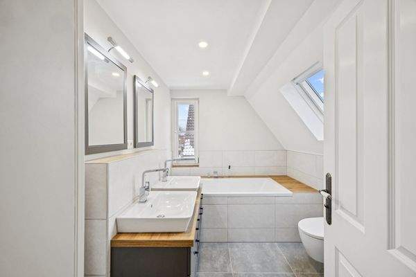 Modernes Badezimmer mit Wanne