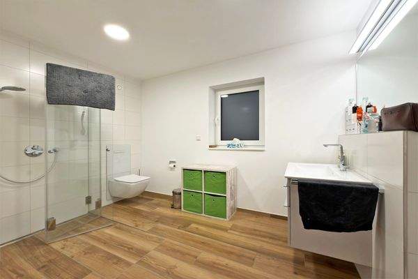 großes, modernes Tageslichtbad