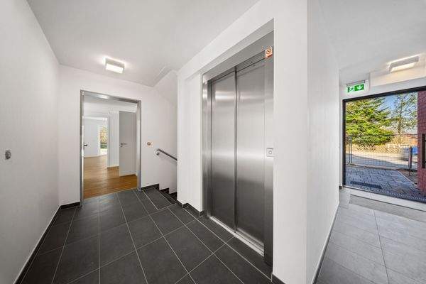 Eingangsbereich mit Personenaufzug
