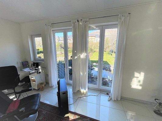 Der Blick aus dem Gartenhaus zum Teich und Garten 