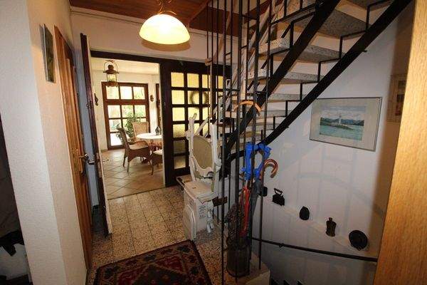 15 - Flur mit Treppe in das Obergeschoss