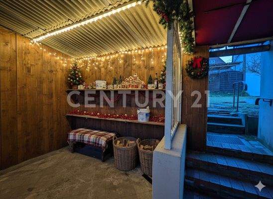 Unterstand im Garten -weihnachtlich dekoriert