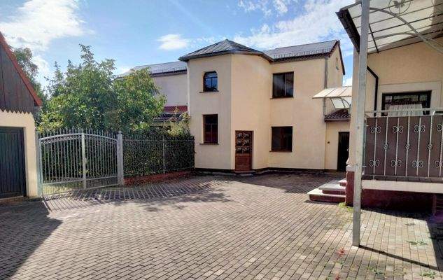 Hof und Blick aufs Hinterhaus