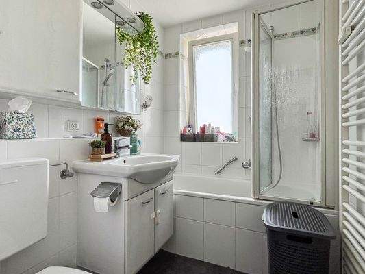 Bad mit Fenster 