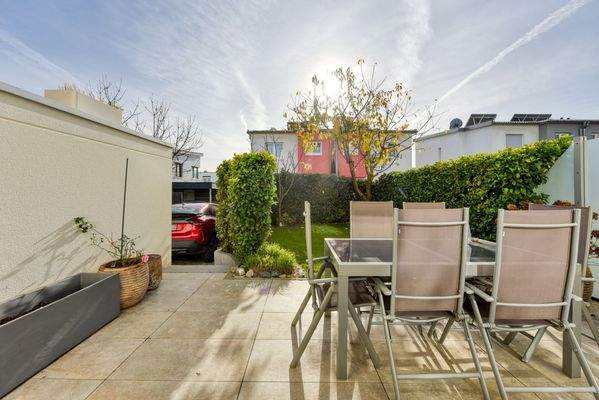 Terrasse &amp; Garten nach Süden