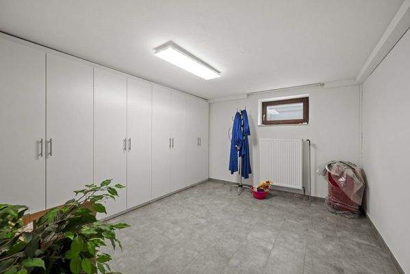 Kellerzimmer mit großer Schrankwand