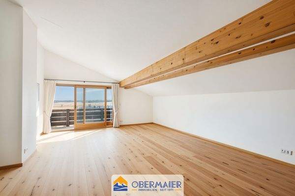 VR_04_Wohnzimmer_leer-virtuell-renoviert