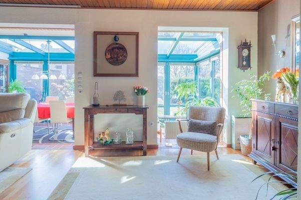 Wohnbereich mit Ausblick zum Wintergarten 