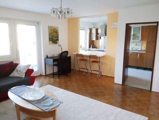 Blick Richtung Küche und Arbeitsecke