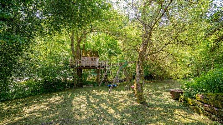 Garten mit Baumhaus und Spielplatz