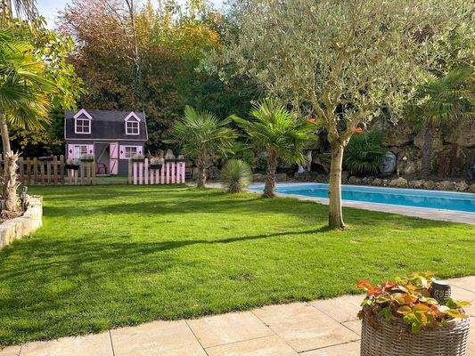 Wunderschöne Gartenanlage mit Salzwasserpool