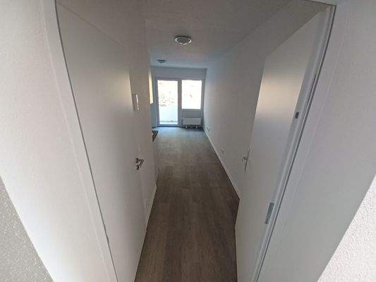 Moderner Flur mit Tageslicht