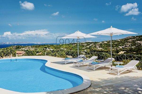 Exklusive Villa mit Meerblick, Pool und Dependance in Arzachena – Sardinien