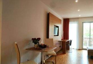 Tisch und Fernsehwand Links