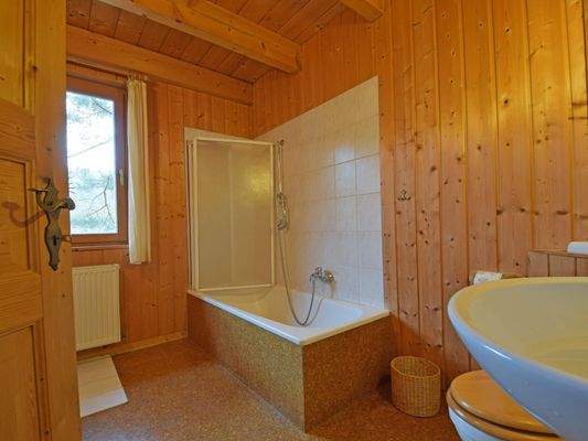 Badezimmer im Erdgeschoss