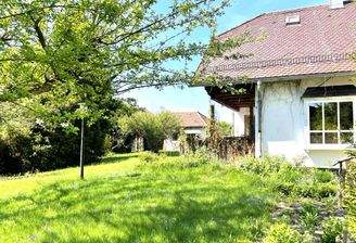 12 Garten mit Teilansicht Haus.JPEG