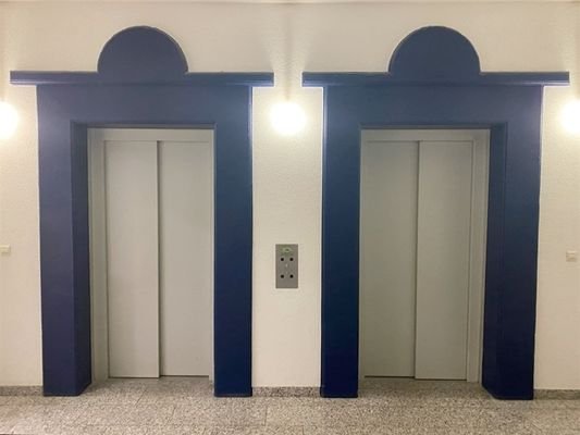 zwei Personenaufzüge