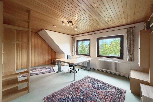 Großes Zimmer mit minimaler Dachschräge