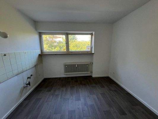 Unmöblierte Küche mit Fenster