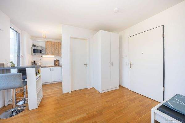 Lichtdurchfluteter Wohn-/ Schlafbereich