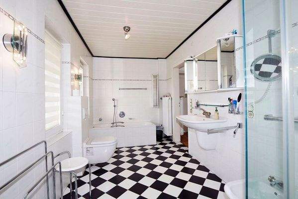 Großes Bad mit Dusche und Badewanne