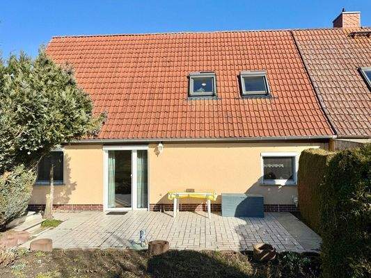 Hausansicht mit Terrasse