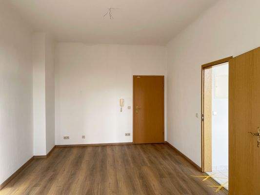 Wohnzimmer mit Eingangsbereich.JPG