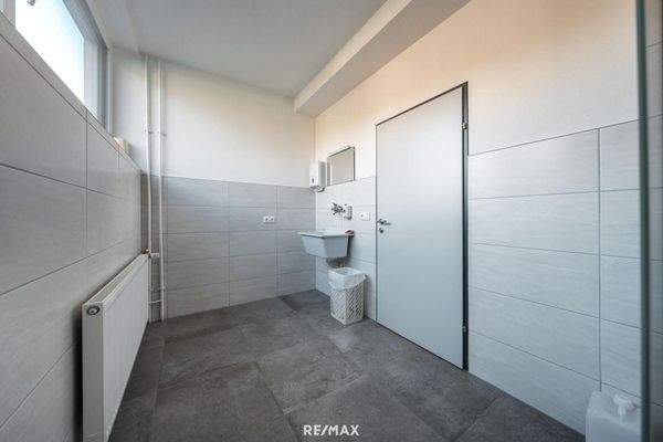 Waschraum mit Dusche