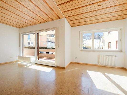 Wohnzimmer mit Balkonzugang und Essbereich