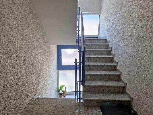Treppenhaus mit Kasmir-Granit
