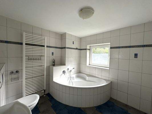 Badezimmer mit Badewanne