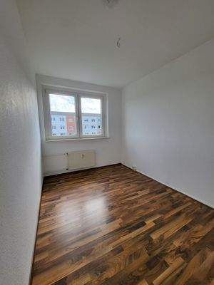 Helles Zimmer mit Fenster