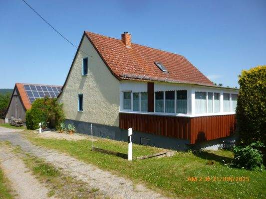 Haus  vom Feldrand aus gesehen 