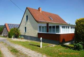 Haus  vom Feldrand aus gesehen 