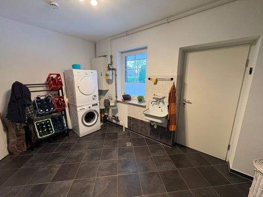 Hauswirtschaftsraum mt Zugang zur Garage