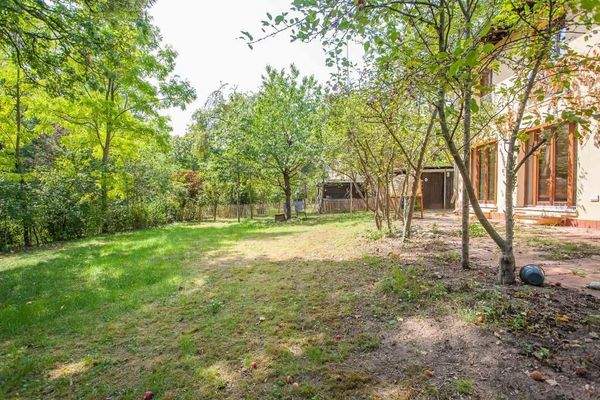 Traumhafter Garten mit Obstbäumen