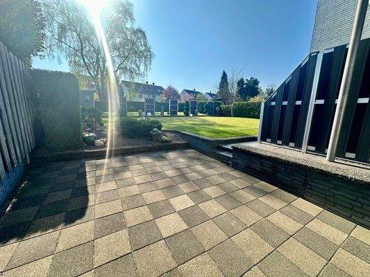 KFZ Stellplatz hinter der Garage im Garten