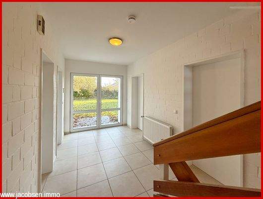 Diele im Gartengeschoss mit Zugang zum Garten