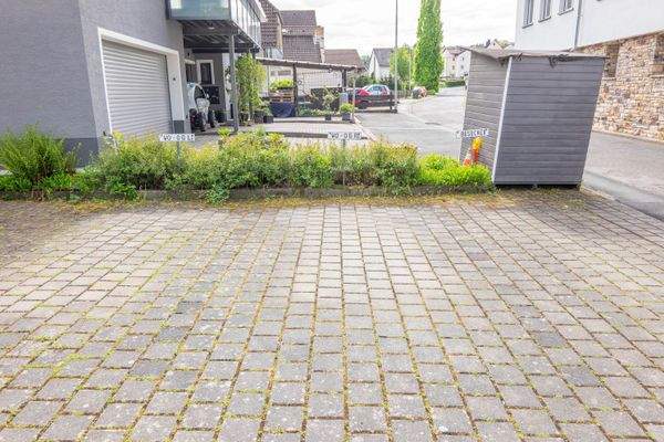 1 PKW-Außenstellplatz