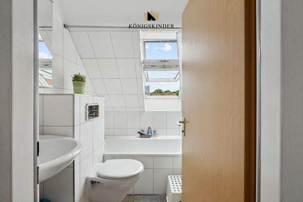 Tageslichtbad mit Wanne