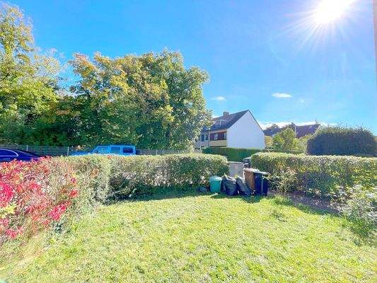 Großer sonniger Vorgarten