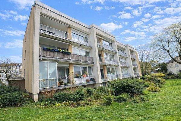 Mehrstöckige Wohnanlage im Grünen