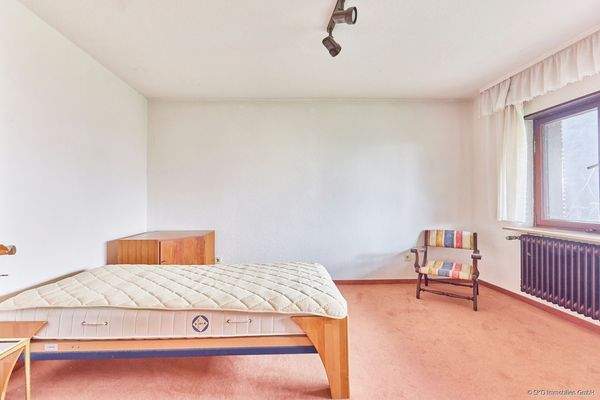 Geräumiges Schlafzimmer