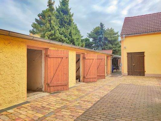 Nebengelass und Scheune