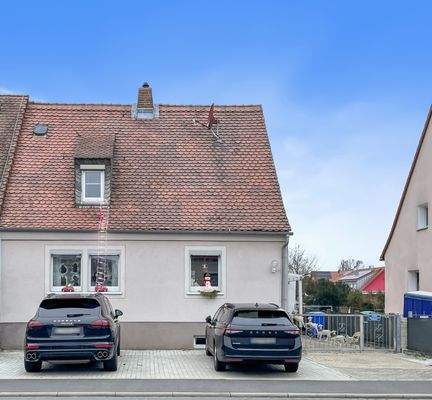 Hausansicht mit Stellplätze